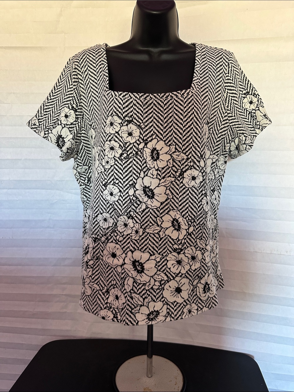 Monroe & Main Women's XL Black & White Top Casual Career Wear